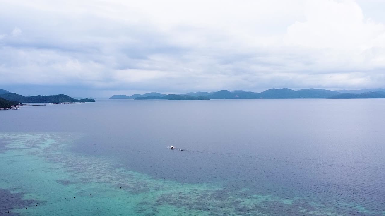 필리핀 팔라완 의 코론 만 에  ⁇ 어져 있는 작은  ⁇ 시 보트 와 산란 한 열대 섬 들 위 에서 내려다보는 해양 풍경 의 항공 사진