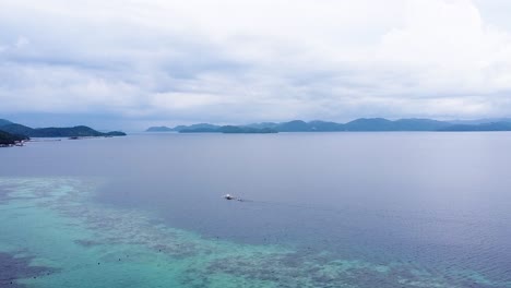 필리핀 팔라완 의 코론 만 에  ⁇ 어져 있는 작은  ⁇ 시 보트 와 산란 한 열대 섬 들 위 에서 내려다보는 해양 풍경 의 항공 사진