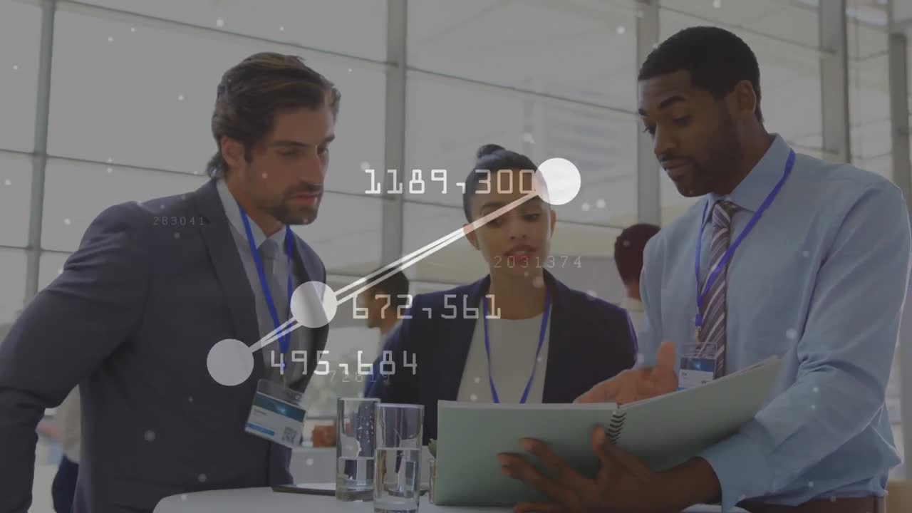 Animation d'un réseau de connexions au-dessus de divers professionnels.