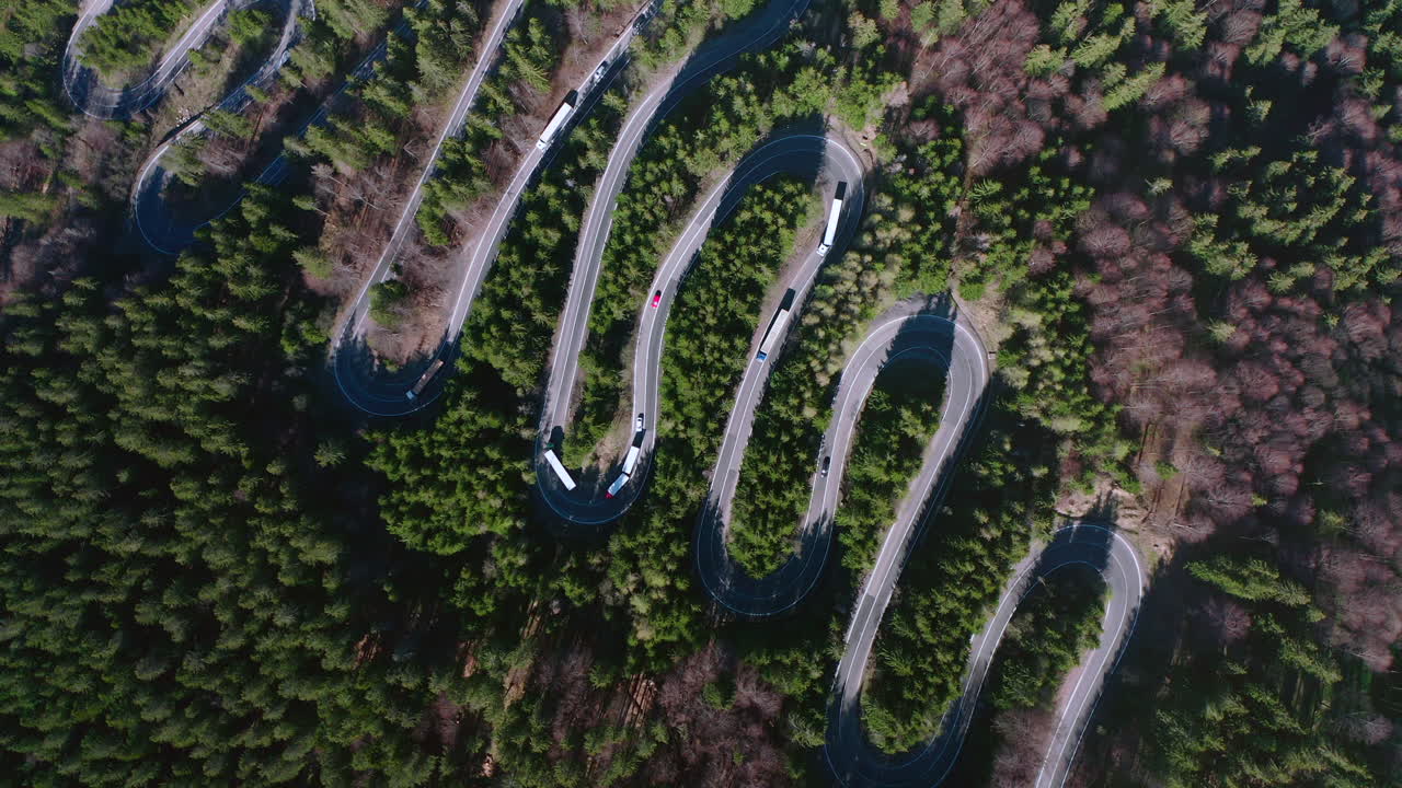 항공: 구불구불한 산악 헤어핀 도로의 하향식 전망, 루마니아의 bratocea 패스