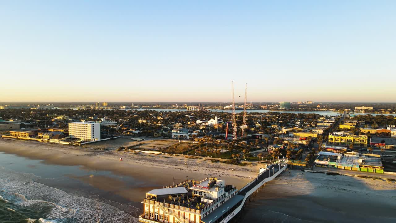 일출 동안 데이토나 비치 기슭의 놀라운 공중 촬영