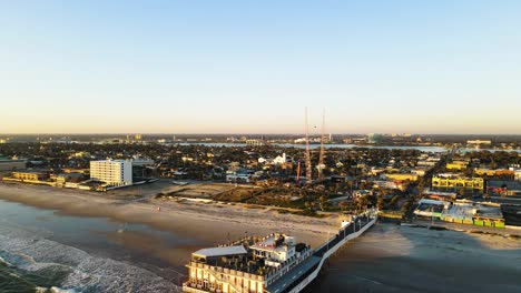increíble toma aérea de las costas de daytona beach durante el amanecer