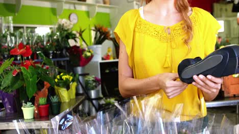 florista mujer usando terminal de tarjeta de crédito