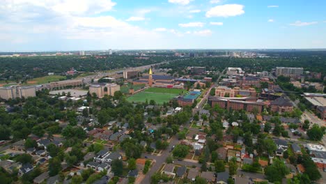 sobrevuelo de drones del campus universitario de la universidad de denver ubicado en denver, colorado, ee.