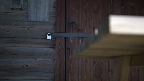 misteriosa puerta de madera cerrada con candado