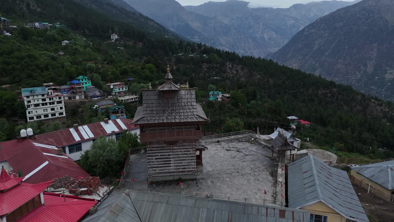 una toma aérea de un dron que muestra el majestuoso kinner kailash que se eleva sobre kalpa en himachal pradesh.