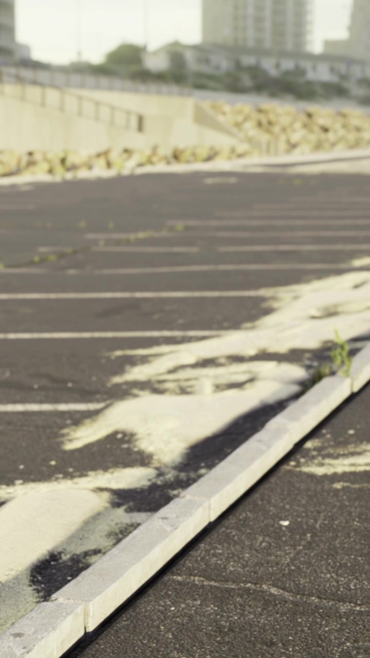 L'esplorazione urbana rivela la natura che si riappropria di un parcheggio dimenticato all'alba.