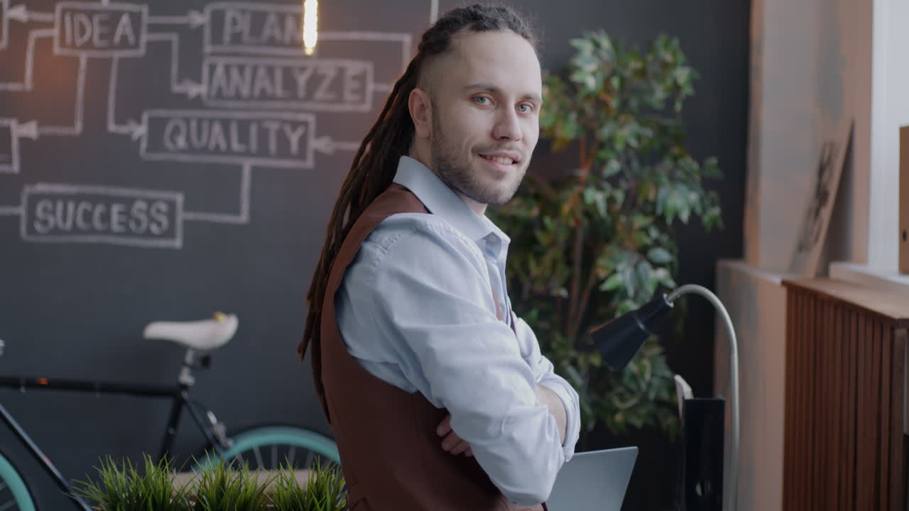 уверенный бизнесмен в современном офисе