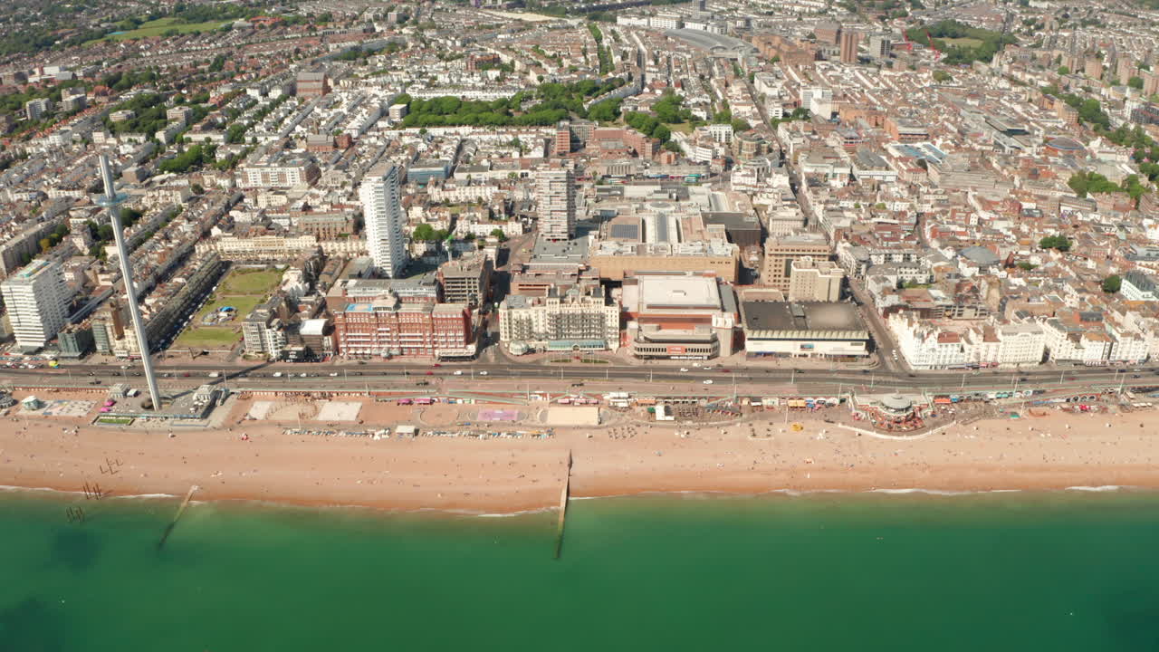 하이 에어리얼 슬라이더가 브라이튼 비치 해변을 따라  ⁇