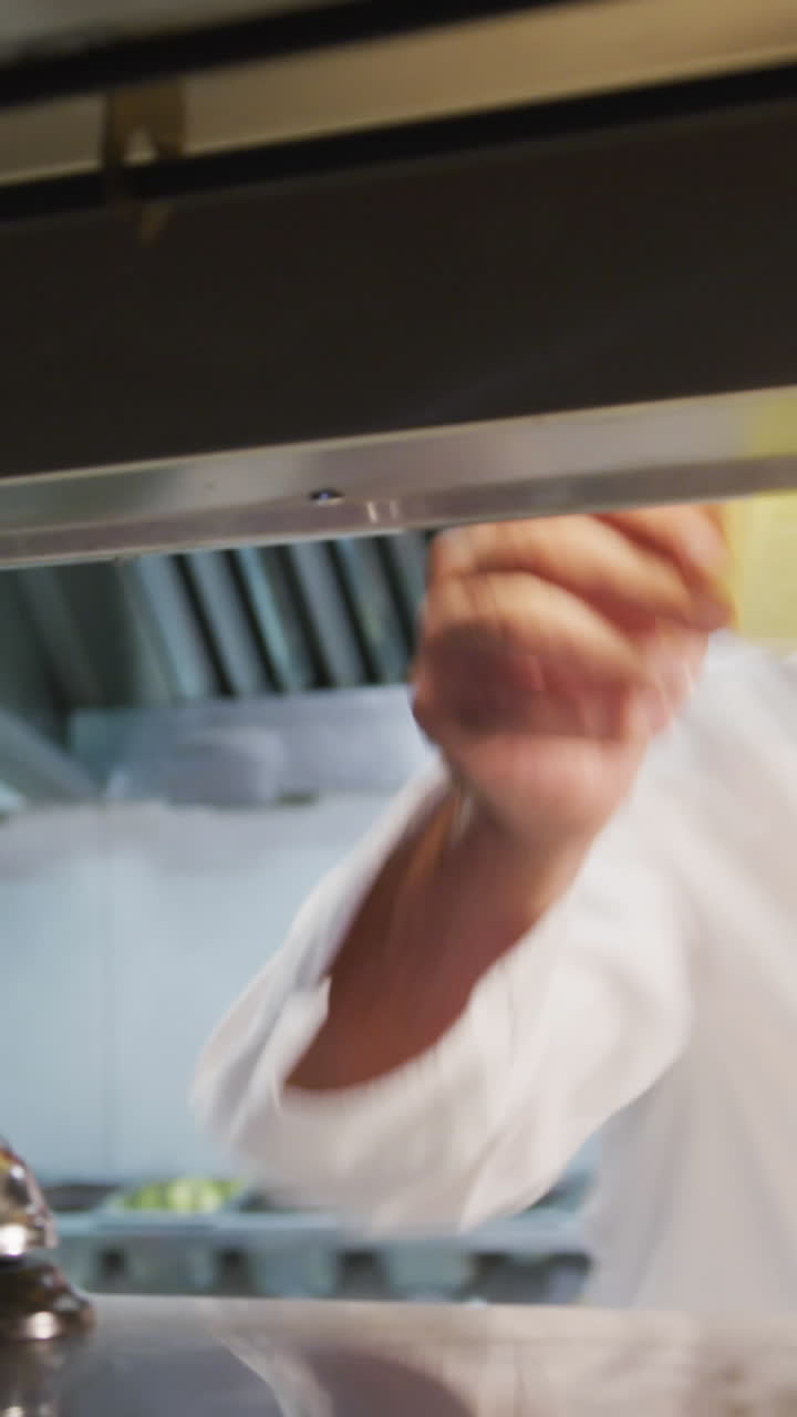 Chef che chiama il cameriere