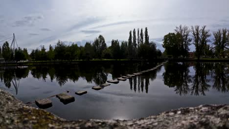 el lapso de tiempo del agua del río que pasa por el puente de piedra de poldras de chaves en vila real, portugal