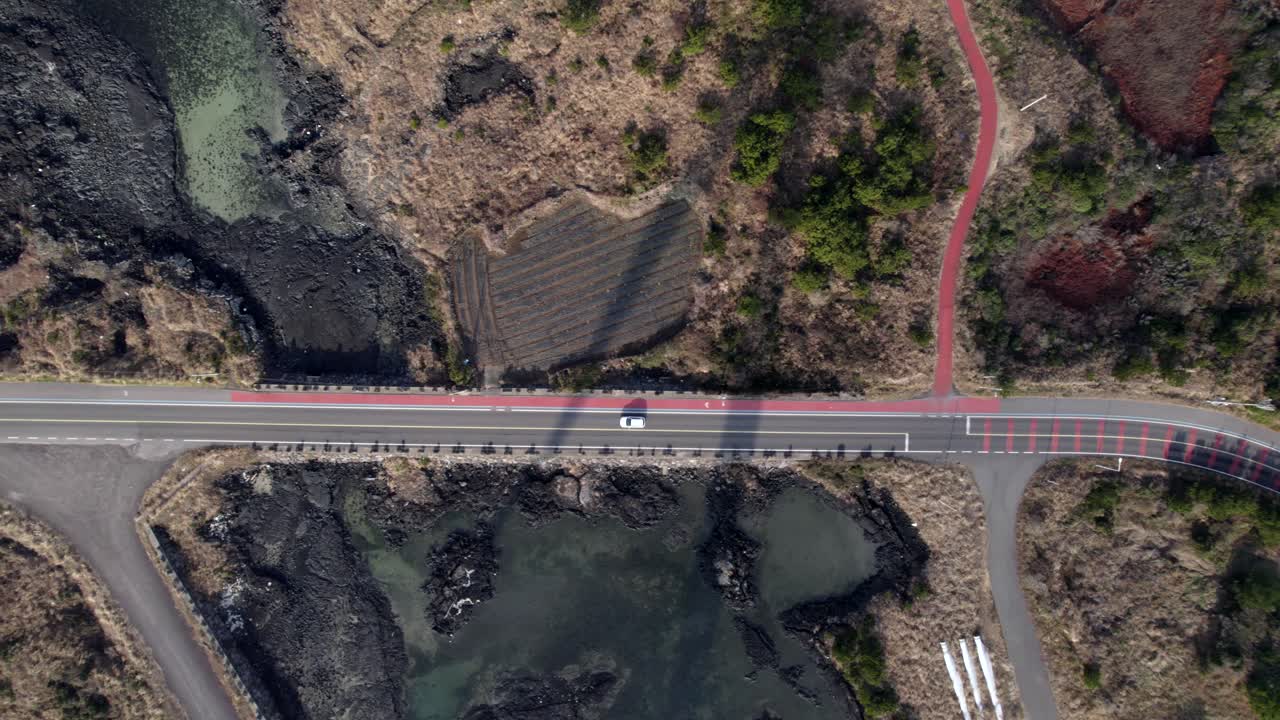 도로에서 운전하는 차를 내려다보는 하늘의 풍경