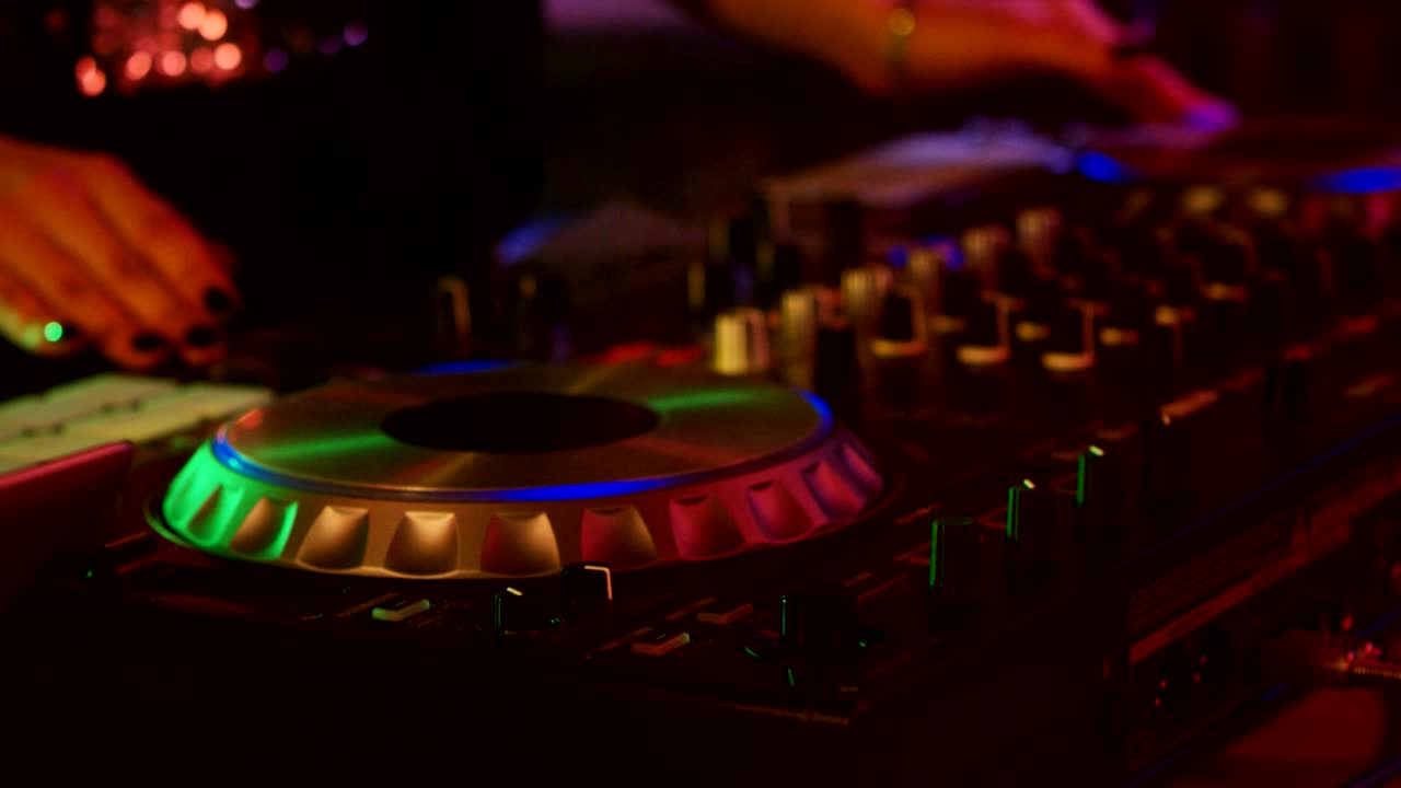 dj chica tocando en un club nocturno