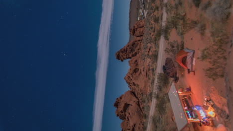 personas acampando con una fogata en el parque estatal valley of fire al crepúsculo