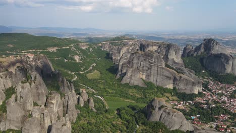 Rocas-De-Meteoros-De-Grecia-Cerca-Del-Complejo-De-Monasterios-Ortodoxos-En-Las-Montañas