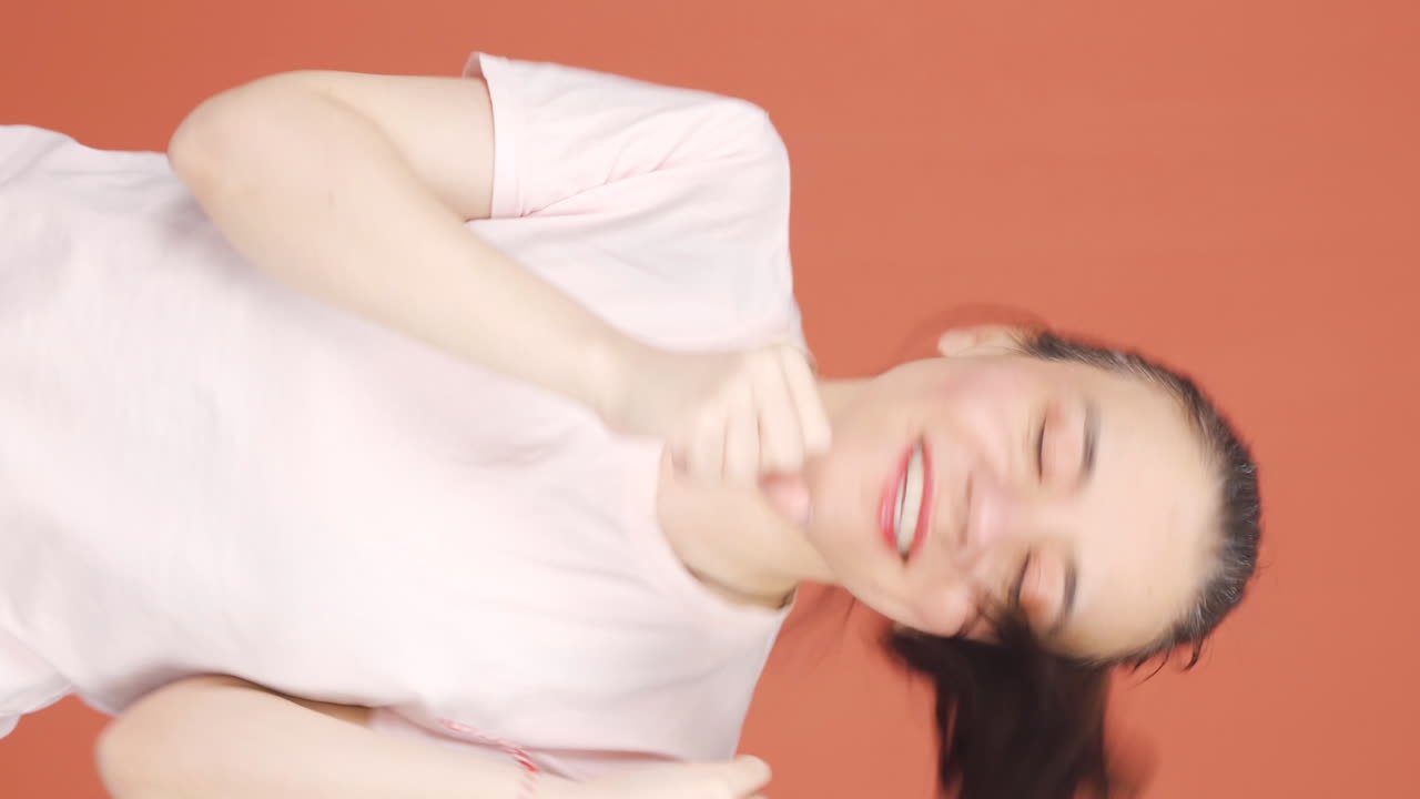 여성이 노래하는 수직 비디오입니다.