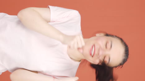 여성이 노래하는 수직 비디오입니다.