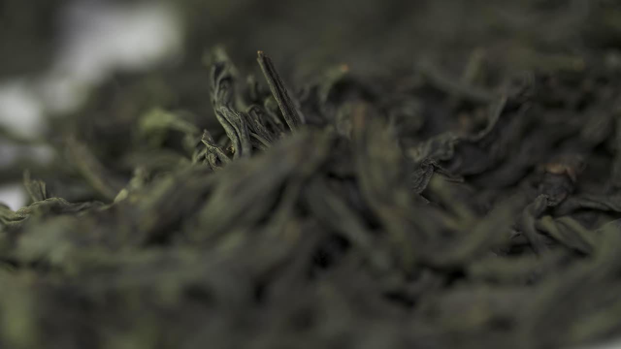 primer plano de té negro de hojas sueltas