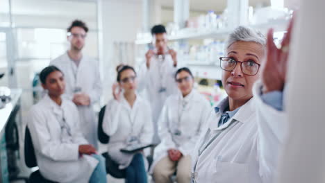 Mujer-Mayor,-Científica-Y-Estudiantes-De-Formación