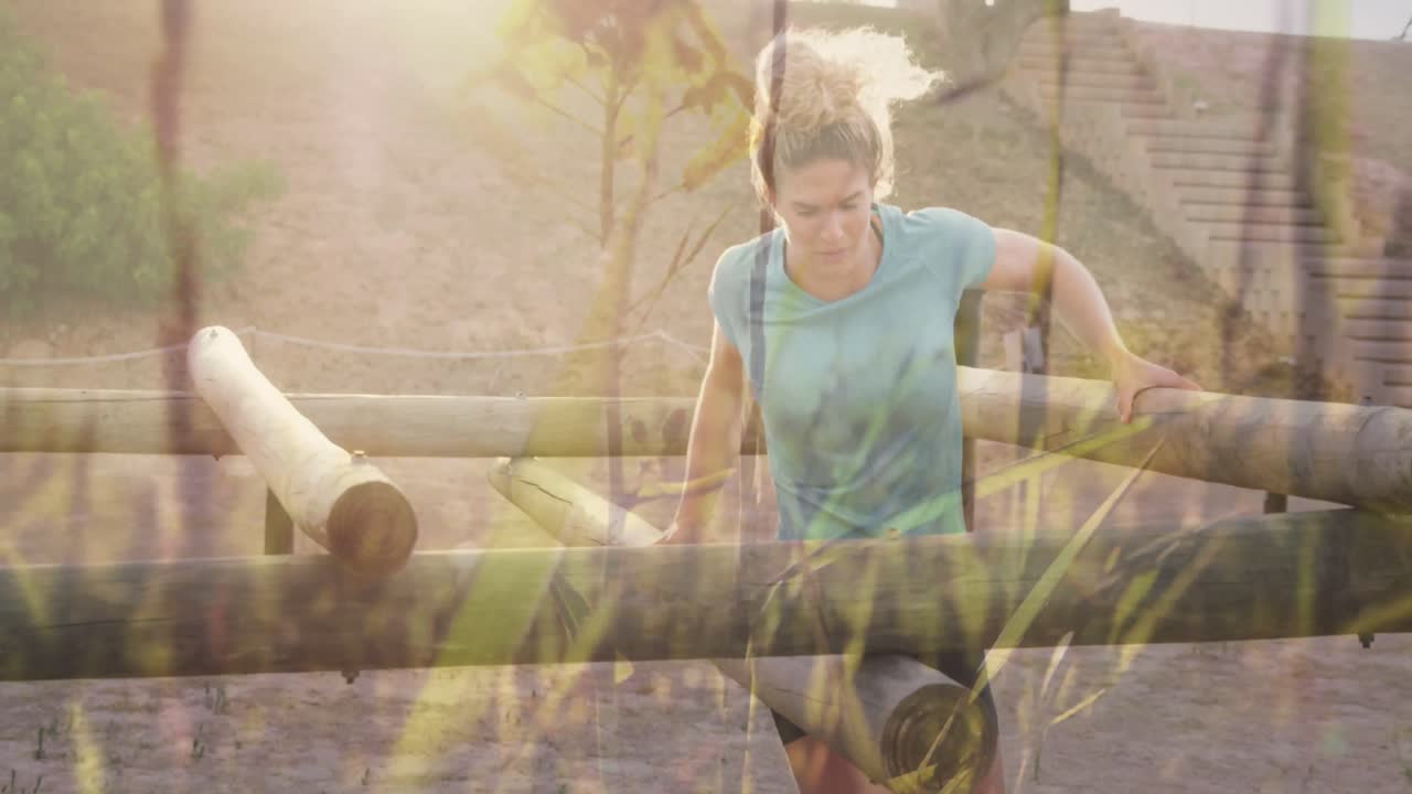 animación de la hierba sobre la mujer caucásica en la carrera de obstáculos.