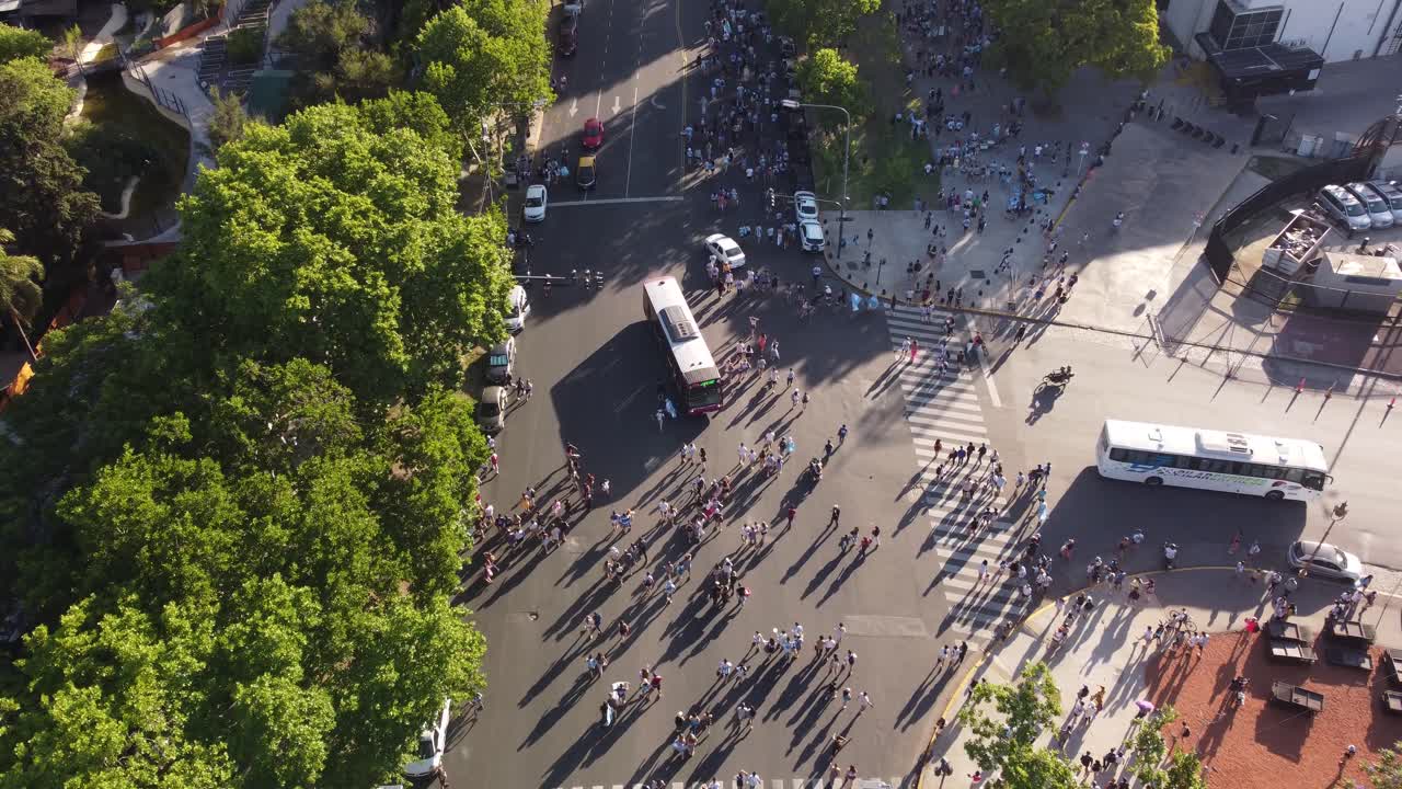 sobrevuelo aéreo carretera transitada con autobuses y simpatizantes argentinos después de ganar la copa del mundo en katar
