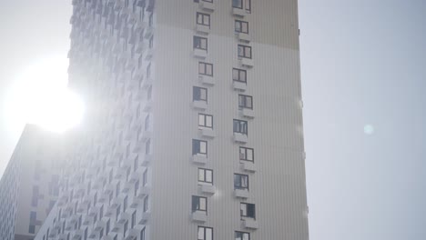 edificio moderno de gran altura en construcción