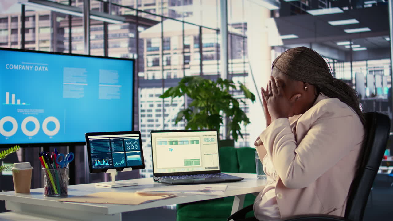 Stressvolle Geschäftsfrau im Büro