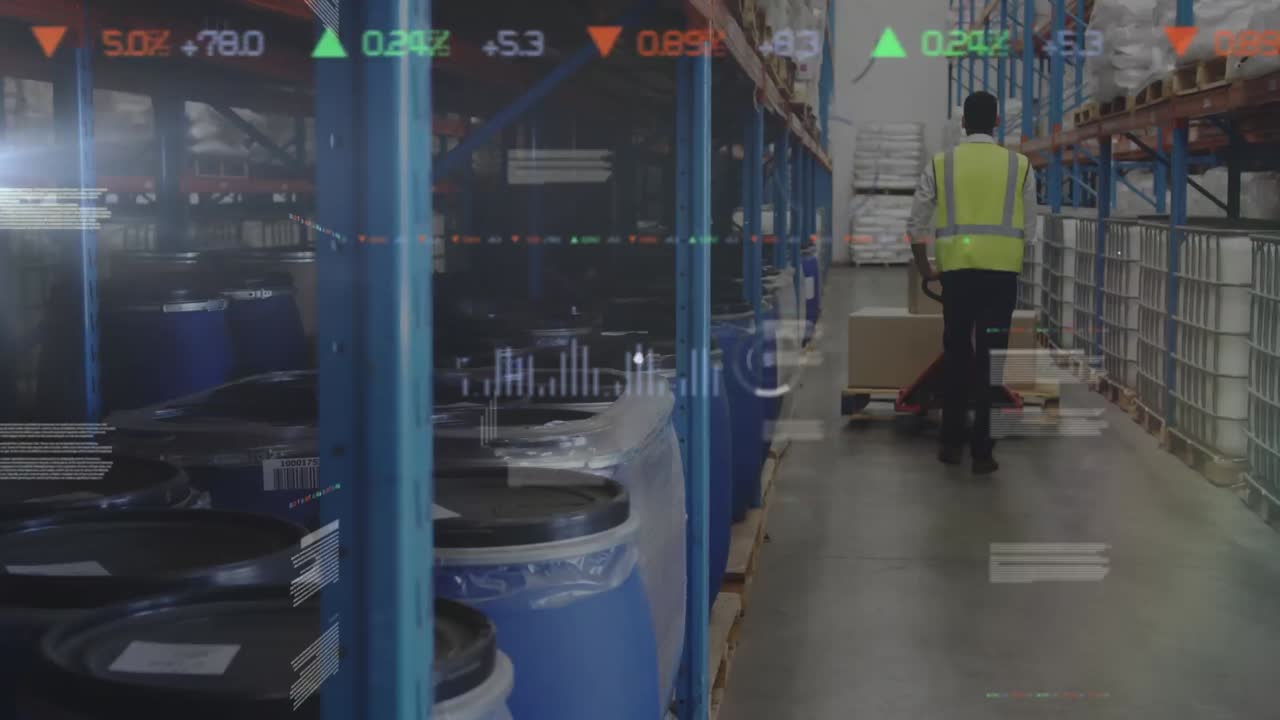 animación de la red de conexiones con el procesamiento de datos sobre el trabajador masculino caucásico en el almacén