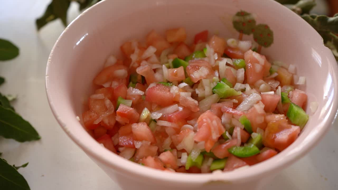 테이블 위 에 있는 크리올라  ⁇ 러드 그 ⁇