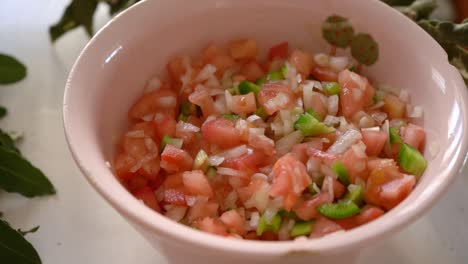 un plato de ensalada de criolla en la mesa