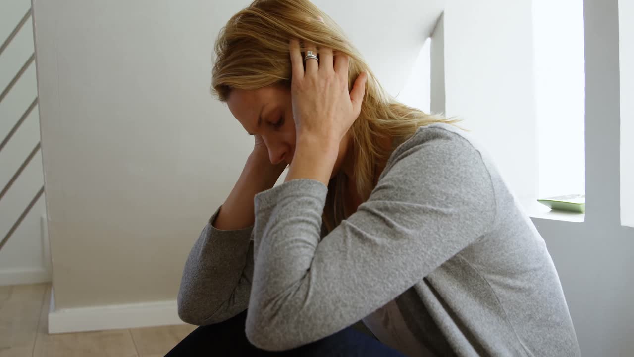 mujer relajándose en casa 4k