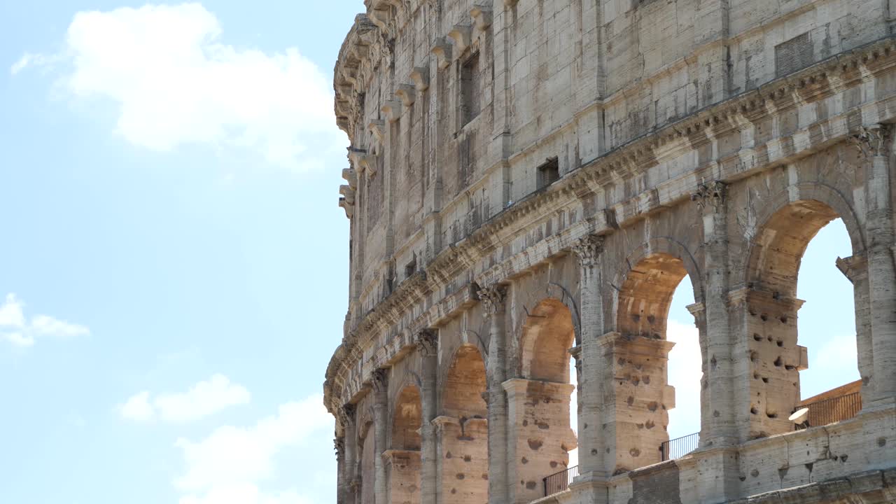 primer plano de la pared exterior del coliseo en roma, italia