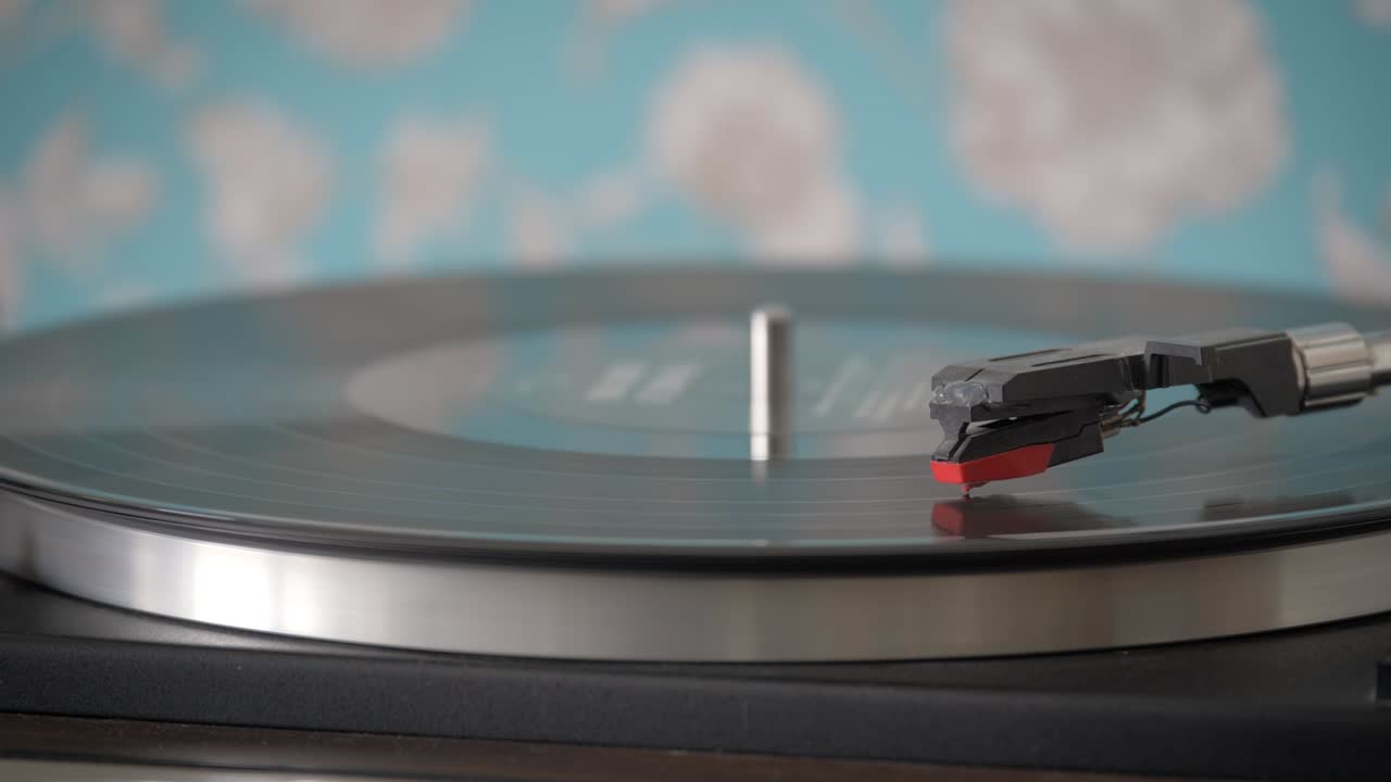 오래된 픽업이 비닐 디스크를 재생하고 있습니다.