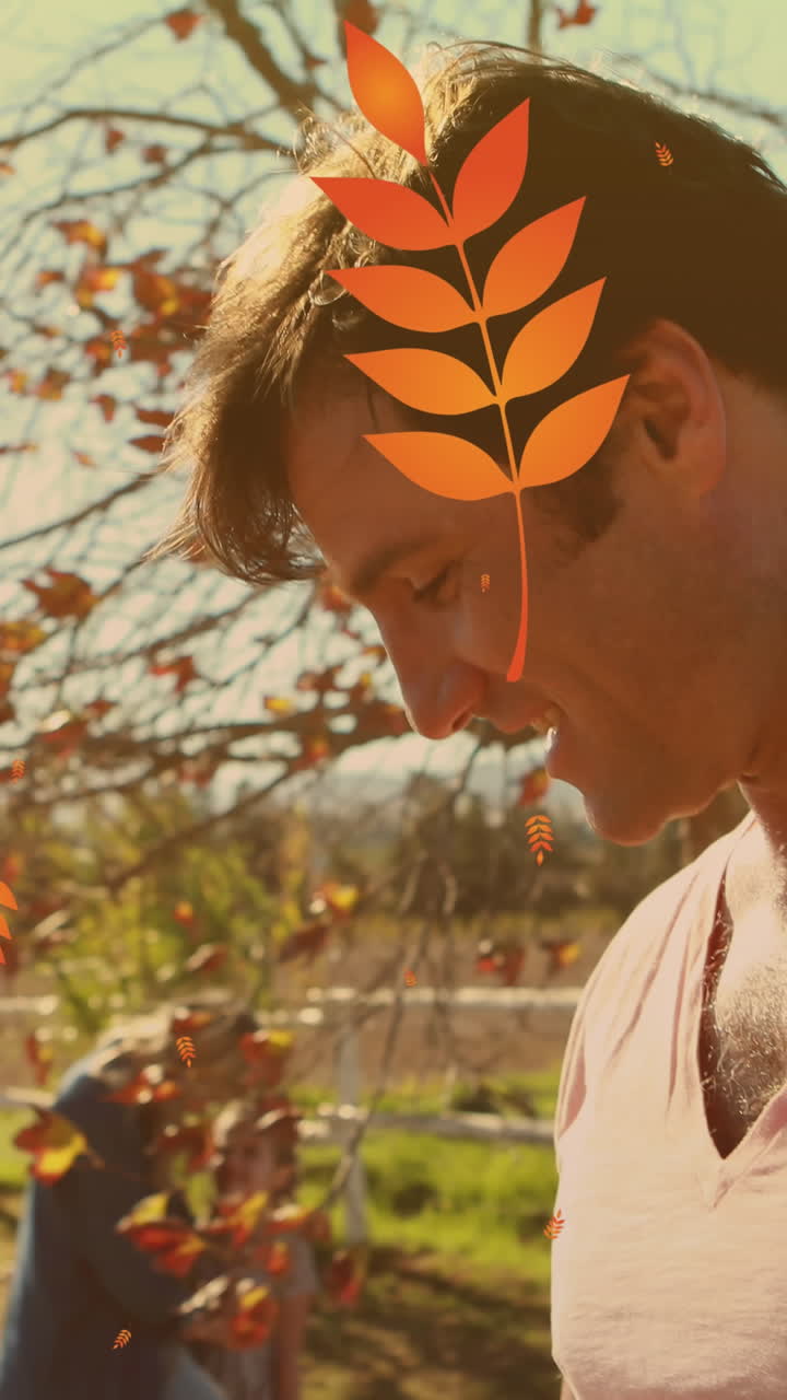 밖에서 행복한 백인 가족 위에 오렌지 잎이 떨어지는 애니메이션