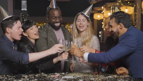 Große-Aufnahme-Von-Freunden,-Die-Während-Der-Silvesterfeiern-Getränke-Anstoßen