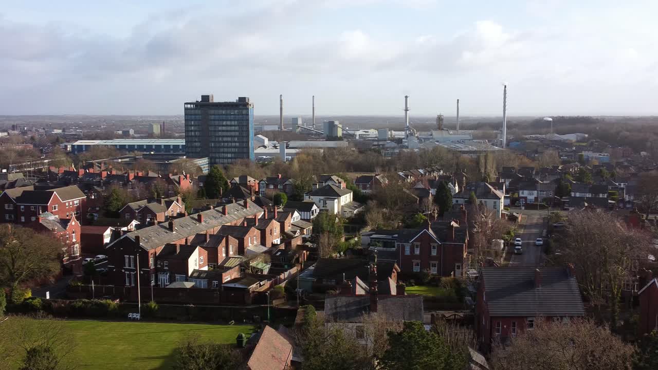 panorámica de vista aérea a través de los árboles del parque a la propiedad industrial del paisaje urbano con rascacielos azul, merseyside, inglaterra
