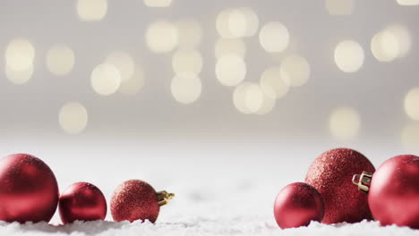 Vídeo-De-Adornos-Navideños-Rojos-Con-Espacio-Para-Copiar-Sobre-Fondo-De-Nieve.