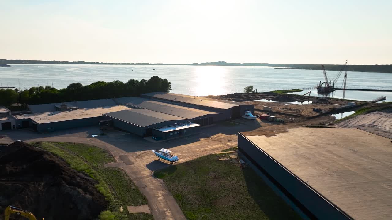 un puerto deportivo en la costa del lago muskegon