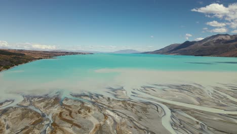 el agua rica en sedimentos del delta del río tasmania entra en el lago azul pukaki