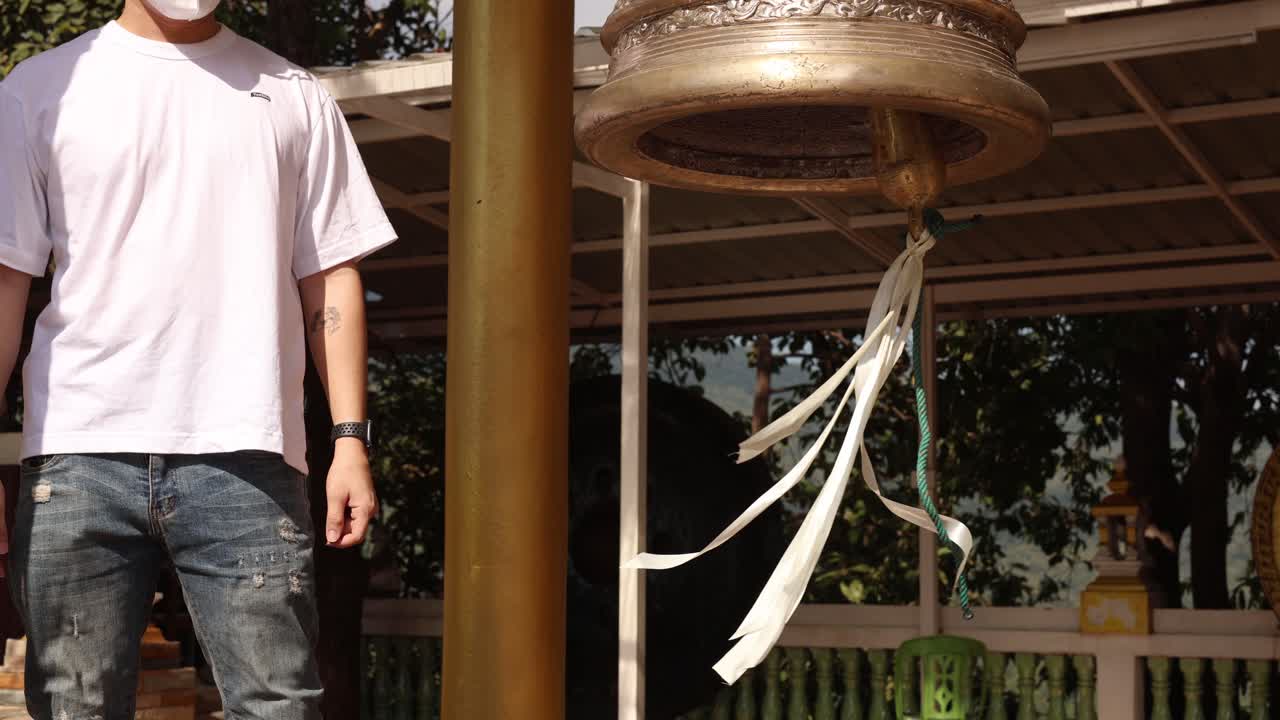 последовательность человека, умело манипулирующего веревкой