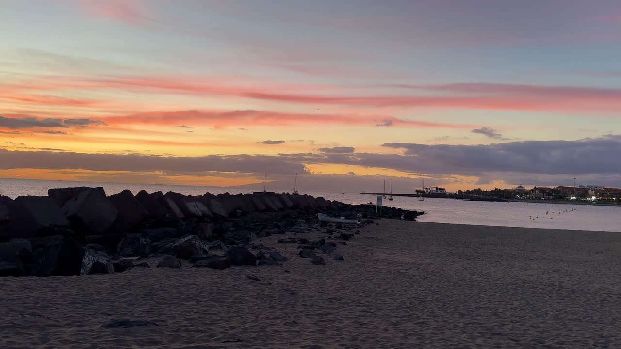 Los Cristianos en Tenerife, hora dorada del atardecer sobre el mar, Islas Canarias, España