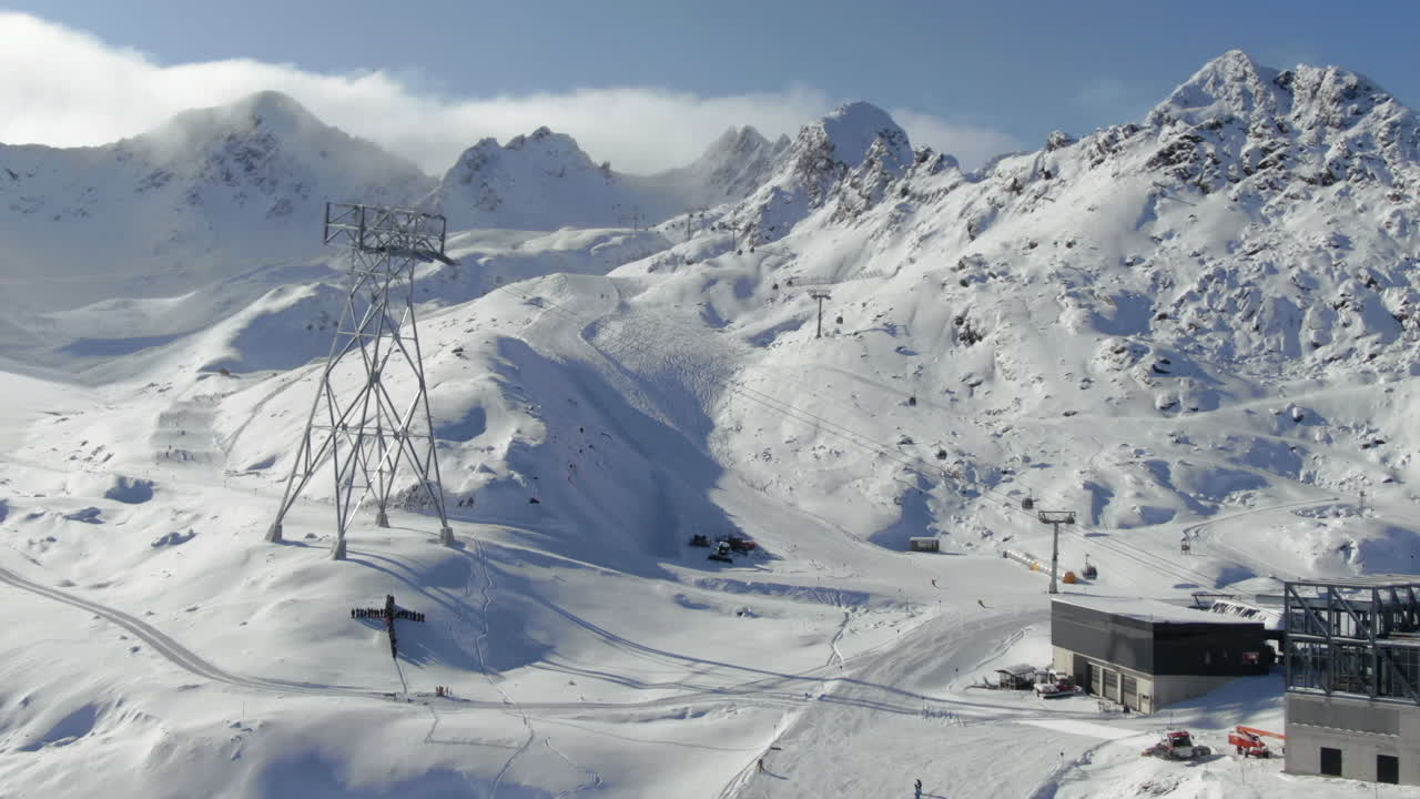 disparo panorámico aéreo que muestra a personas acostadas en la nieve creando una cruz cristiana en la nieve en la cima de las montañas nevadas kauntertal, alpes de austria