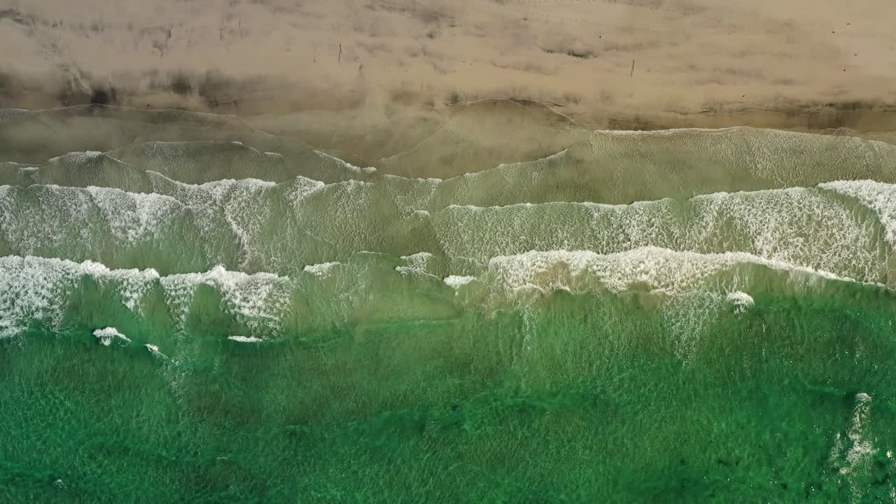 playa de olas abstractas en vista desde arriba.