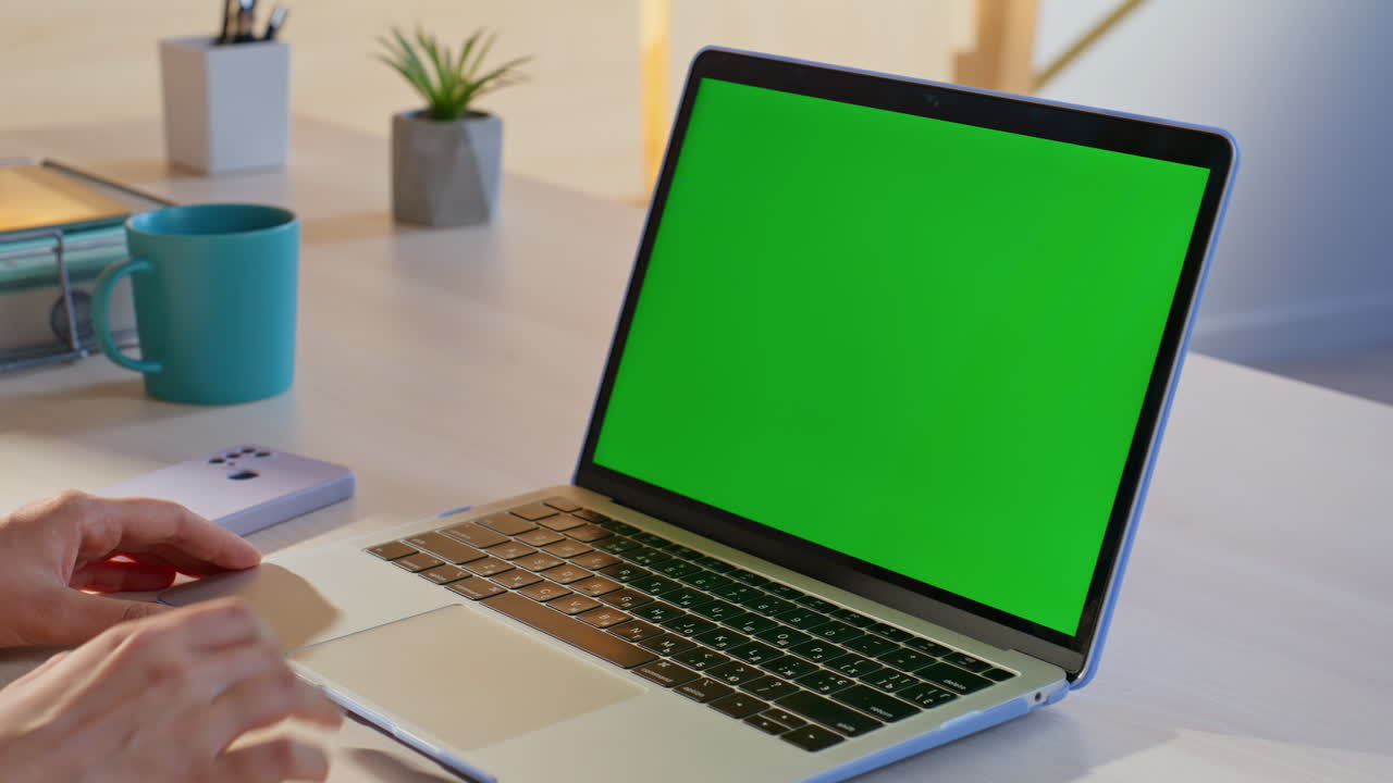 Laptop con schermo verde sulla scrivania