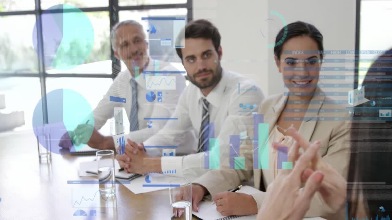 Animação de processamento de dados sobre a vista traseira de uma empresária conversando com diversos colegas no escritório