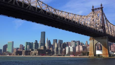 Low-Angle-View-Der-Queensboro-Bridge-Mit-Dem-Skyline-Hintergrund-Von-New-York-1