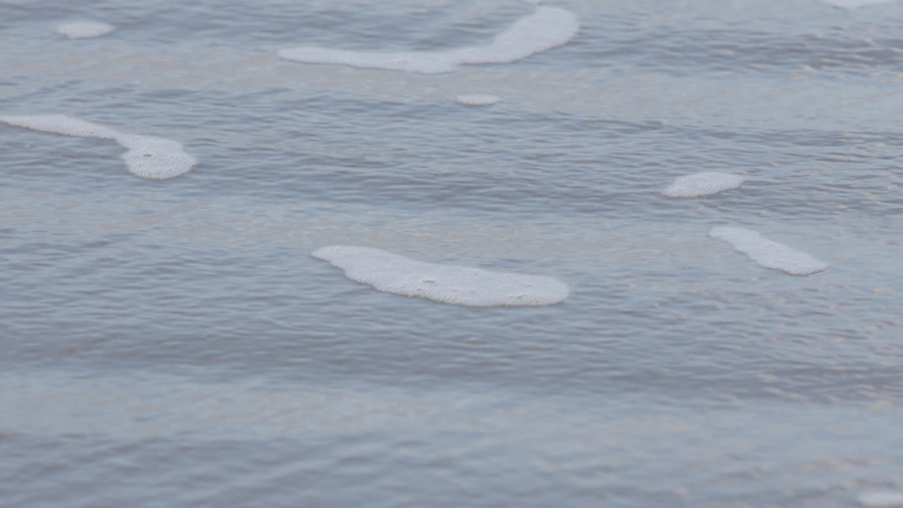 웨이라라파의 뉴질랜드 해변에서 물결의 자세한 느린 움직임