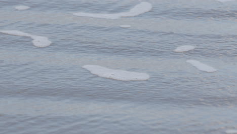 Detaillierte-Zeitlupe-Des-Wellengangs-Am-Neuseeländischen-Strand-Im-Wairarapa