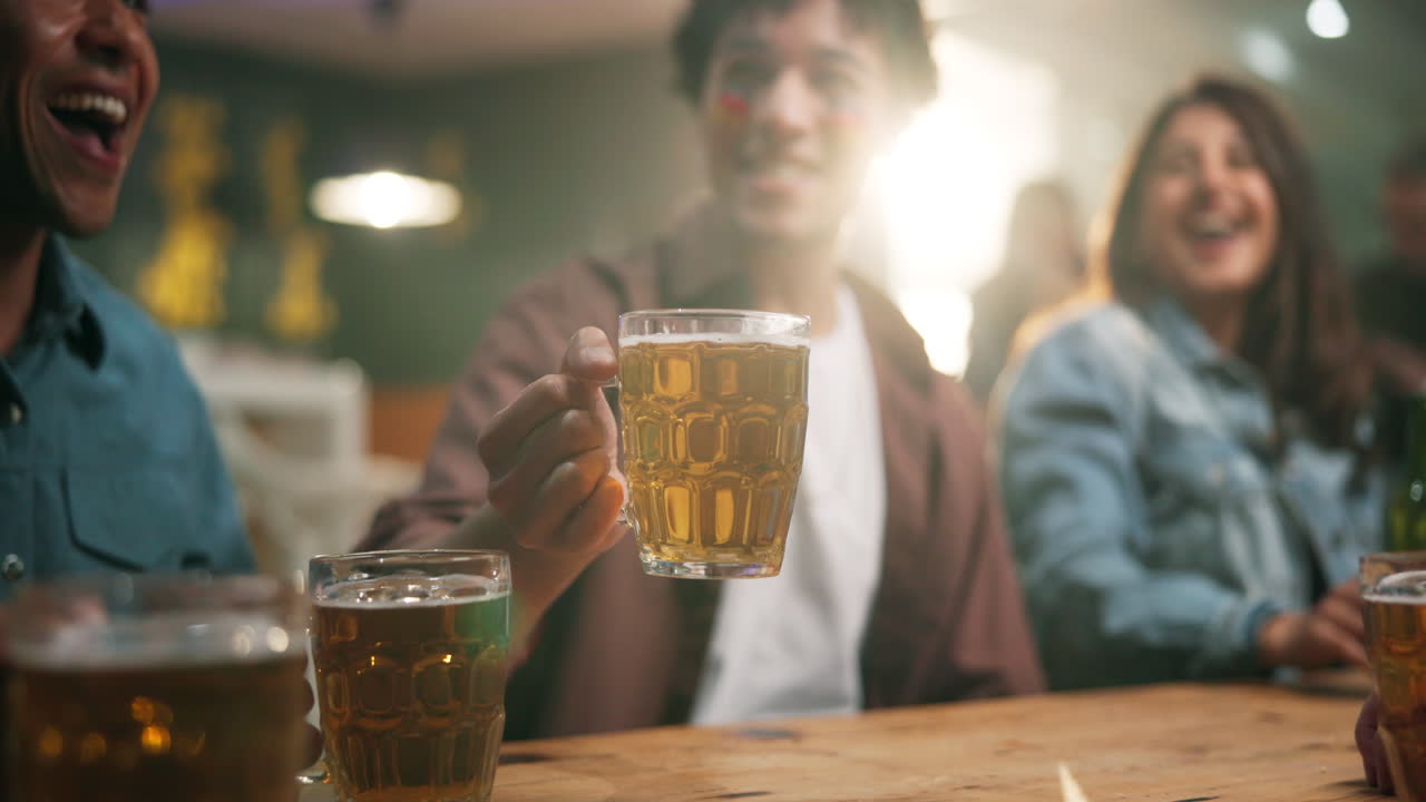 Amici che brindano con boccali di birra in un bar