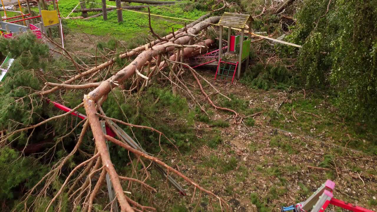 미국 의 허리케인 이후 공원 에서 손상 된 놀이터 재산